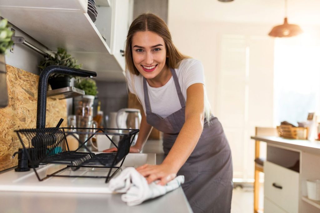 éliminer facilement le gras sur vos meubles de cuisine